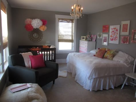 little girl nursery with full-size bed as well as crib.  Love the colors, the pom-poms and the display wall Sideways Bed, Nursery Guest Room, Baby Room Ideas, Parents Room, Girl Nursery Room, Bedroom Decor Cozy, Orange Baby, Shared Room, Baby Girl Nursery