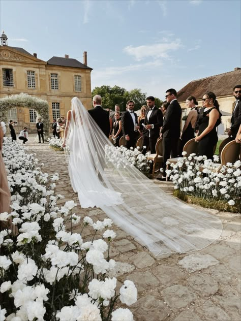 Hannah And Dylan Wedding, Intimate Wedding France, Clean Girl Wedding Aesthetic, French Wedding Photography, Regal Wedding Aesthetic, French Wedding Inspiration, European Wedding Inspiration, French Vogue Wedding, French Chateau Wedding Aesthetic