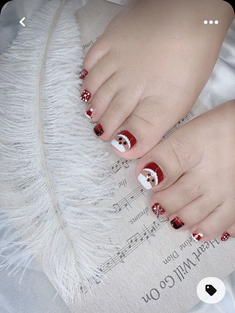 Christmas Feet Nails, Nail Noel Christmas, Christmas Pedicure Designs, Christmas Toenails, Christmas Toe Nail Designs, Nails Natal, Christmas Toe Nails, Christmas Pedicure, Nails Noel