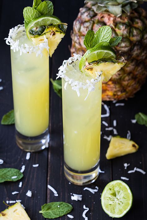 Coconut Mojito, Sweet Tart, Makanan Diet, Pineapple Coconut, Cocktail Drinks Recipes, Alcohol Drink Recipes, Julia Child, Drinks Alcohol Recipes, Alcohol Recipes