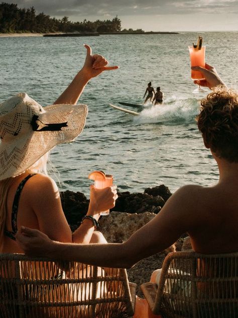 7 Pretty Places Where You Can Enjoy Sunset Views and Order a Cocktail - Hawaii Magazine Couple Resort, People At Beach, Food On The Beach, Beach Club Aesthetic, Brunch On The Beach, Hospitality Photography, Hawaiian Resorts, Hawaii Magazine, Hotel Photography