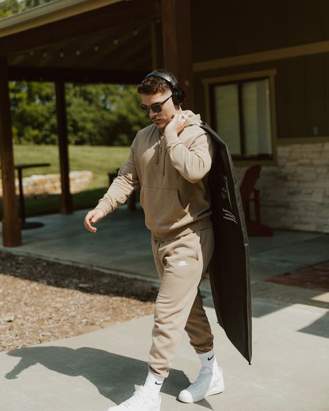 This is your sign to do a game day walk in with your boys on your wedding day😎 The results you’ve all been waiting for😤 Check my profile for BTS of this fun morning! #nfl #gameday #gamedaywalkin #walkin #weddingwalkin #groomsmen #weddingphotography Getting Ready Groomsmen Photos, Wedding Gameday Pictures, Groomsmen Game Day Entrance, Wedding Game Day Photos Groomsmen, Wedding Game Day Photos, Game Day Photos Groomsmen, Wedding Game Day Pictures, Groom Game Day Pictures, Game Day Photos Wedding