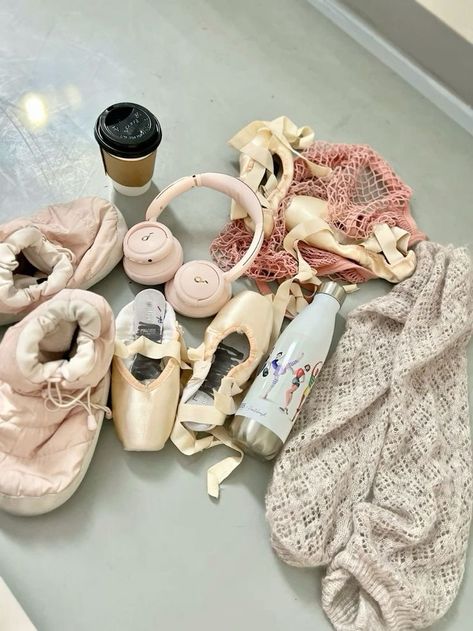 Ballerina Essentials, Pointe Aesthetic, Ballerina Aesthetic, Ballerina Core, Ballet Aesthetic, Ballet Pointe, Head Phones, Ballet Pointe Shoes, Ballet Pictures