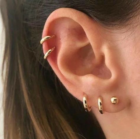 Gold Small Hoop Earrings, Minimalist Ear Piercings, Cool Ear Piercings, Pretty Ear Piercings, Small Gold Hoop Earrings, Cute Ear Piercings, Cute Piercings, Small Hoop Earrings, Hoops Earrings