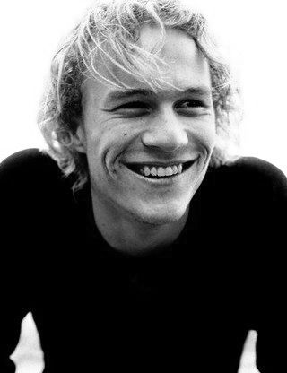 Heath Ledger Heath Ledger Hot Pics, Heath Ledger Black And White, Heath Ledger 90s, Heath Ledger Aesthetic, Heath Ledger Poster, Heath Ledger Wallpaper, Heath Ledger Smile, Patrick Verona, Stars D'hollywood