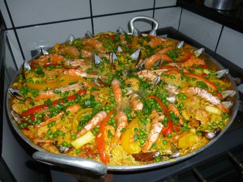 Paella Frutos do Mar | Receitas | Receitas Paella Valenciana, Last Dinner, 15 Minute Meals, French Cooking, Portuguese Recipes, Gazpacho, 30 Minute Meals, Dinner Dishes, Cookbook Recipes