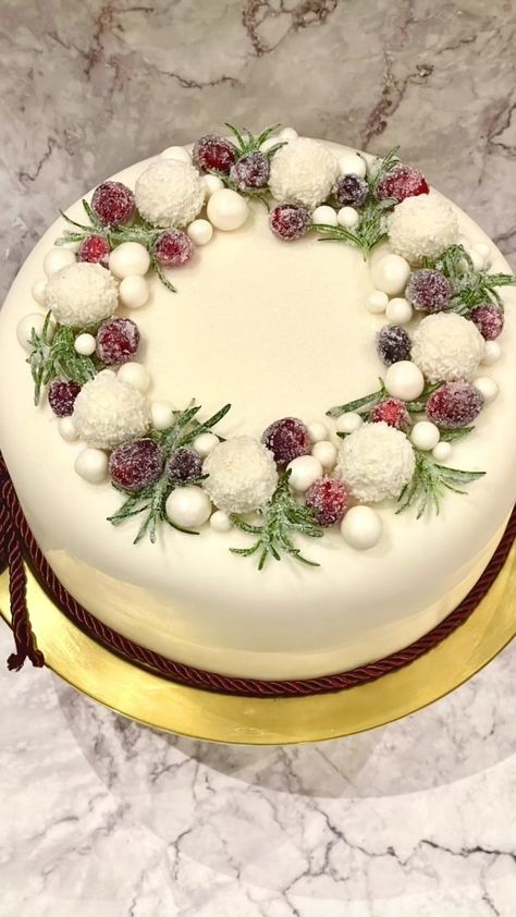 Modern Christmas Cake, Holiday Cake Designs, Christmas Cake Decorating Ideas, Christmas Cake Decorating, Christmas Cake Decoration, Fruit Cake Design, Showstopper Cakes, Marzipan Cake, Bolo Red Velvet