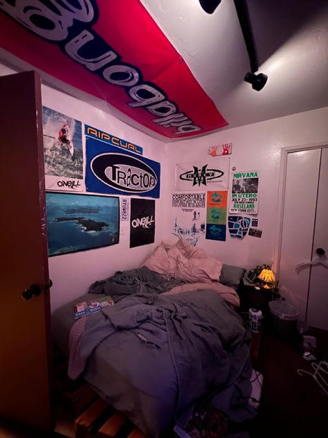 Dorm Room Street Style, Frat Room, Skater Boy Room Aesthetic, Skate Bedroom, Skate Room Aesthetic, Street Room, Guy Room Ideas Bedrooms, Skater Room Decor, Aesthetic Men’s Dorm Room