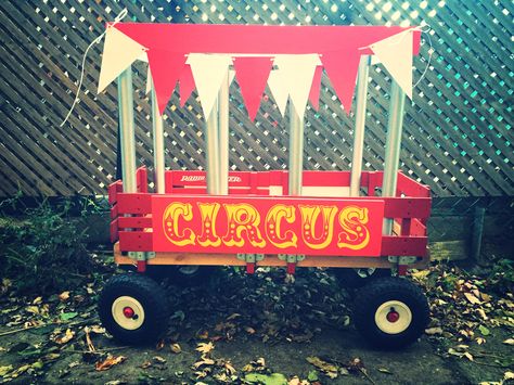 DIY by jks - wagon upgrade for Halloween, Circus cage for your little Halloween lion, perfect for infants and newborns. Circus Cage Wagon Diy, Circus Wagon Halloween, Zoo Wagon Halloween, Halloween Wagon, Circus Cage, Wagon Decor, Mommy Halloween, Circus Decor, Circus Wagon