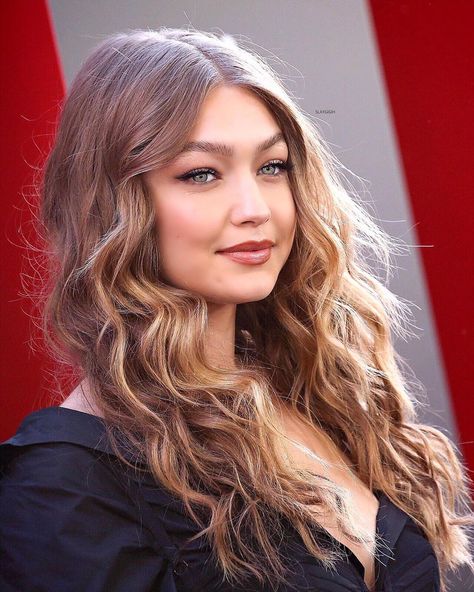 Gigi Hadid Hair, Gigi Hadid Beauty, Bella Gigi Hadid, Bronze Hair, Gigi Hadid Style, Colored Curly Hair, Barbara Palvin, Hair Inspo Color, Gigi Hadid