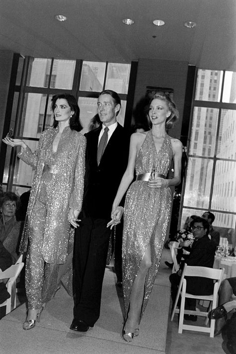 Designer Roy Halston with models Karen Bjornson and Margaret Donohue in looks from the Halston Made to Order Spring 1981 collection. Halston Fashion, Studio 54 Fashion, Halston Vintage, Halston Dress, Bianca Jagger, Disco Fashion, Vintage Runway, Lauren Hutton, Disco Dress