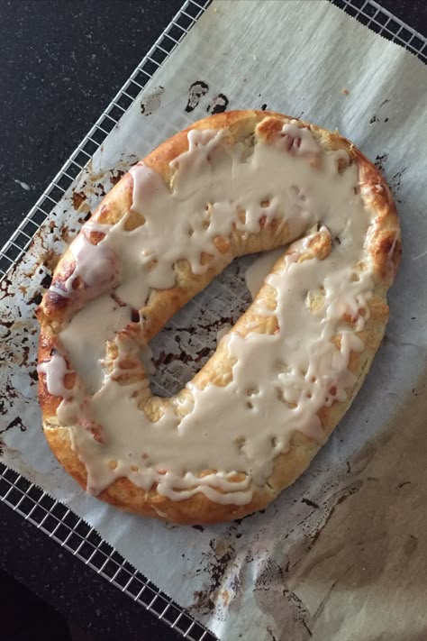 A top view of a Danish Kringle on a cooling rack. Almond Kringle Recipe, Swedish Tea Ring Recipe, Kringle Pastry, Almond Kringle, Tea Ring Recipe, Swedish Tea Ring, Kringle Recipe, Danish Kringle, Danish Recipes