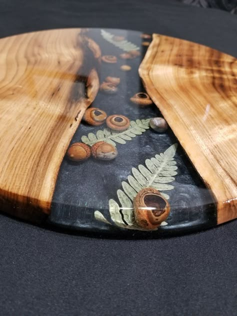 Epoxy Wood Art, Resin And Wood Crafts, Small Epoxy Resin Projects, Wood Epoxy Projects, Wood And Resin Projects, Epoxy Wood Projects, Unique Resin Ideas, Resin Boards, Diy Resin Table