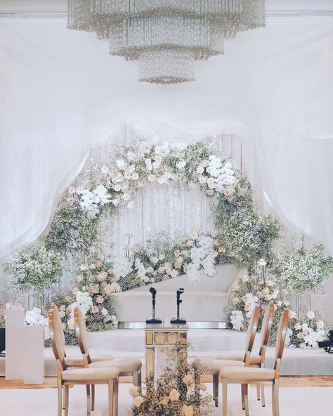 Pelamin All White, Pelamin Minimalist Dewan, Pelamin Nikah Simple, Pelamin Nikah Mewah, Wedding Dais Pelamin, Pelamin Akad Nikah, Wedding Minimalist Decorations, White Decoration Wedding, Pelamin Garden