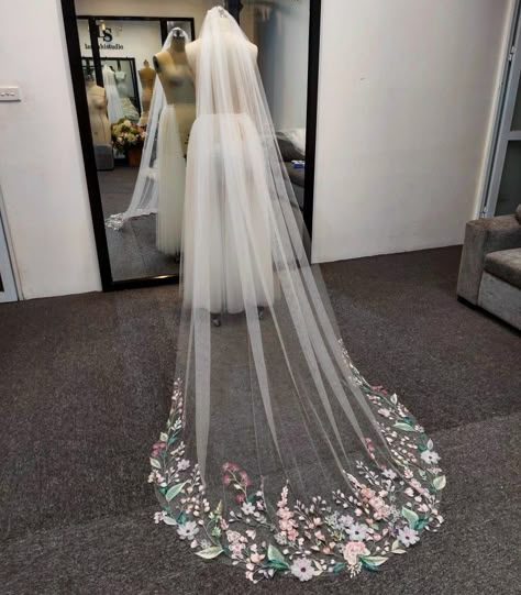 Floral Wedding Dresses Colored, Colored Wedding Vail, Floral Bridal Vail, Long Floral Wedding Veil, Pretty Floral Wedding Dresses, Wedding Veils With Color, Cottage Core Wedding Veil, Bridal Veil Flowers, Rose Veil Wedding