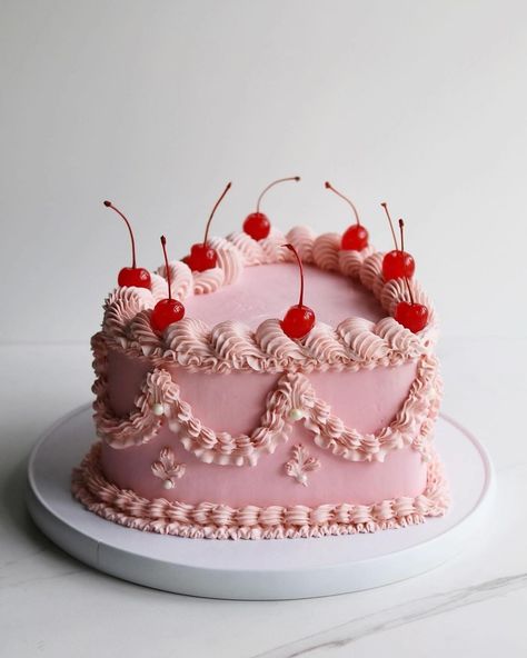 Vintage Cake Aesthetic, Pink Vintage Cake, 50s Cake, Vday Treats, Palm Royale, Retro Cake, Fake Cakes, Vintage Birthday Cakes, Pink Birthday Cakes