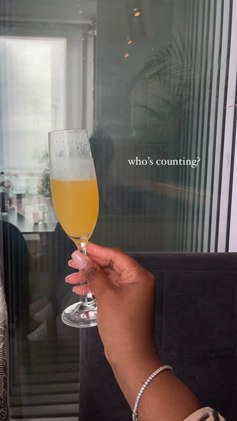 Mimosa Instagram Story, Cocktail Instagram Stories, Champagne Instagram Captions, Drinking Champagne Aesthetic, Vacation Drinks Aesthetic, Liqueur Drinks, Paloma Cocktail, Pineapple Cocktail, Pretty Alcoholic Drinks