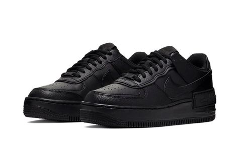 Nike continue de jouer avec son uptown et lui applique un nouveau look monochrome avec la Air Force 1 Shadow Triple Black. La version Shadow de la AF1 se présente ici dans un total look noir, relevé par un jeu de matières subtil. On retrouve ainsi une base en cuir lisse couplée à des empiècements grainés, tandis que les détails caractéristiques du modèle, incarnés par le patch Air de la midsole, ajoutent en aspérités. Notez qu'une Air Force 1 Shadow Triple White est également disponible ! Consei Air Force 1 Noir, Nike X Travis Scott, Nike Air Force 1 Shadow, Air Force 1 Shadow, Nike Air Force One, Nike Design, Low Air Jordan 1, In Sha Allah, Jordan 8