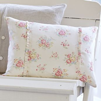 Named after a quaint little English village, this duvet and Sherrill Sham collection was created in the same soft floral palate as its namesake. 100% soft washed cotton. Machine wash cold, gentle cycle. Tumble dry low. Target Shabby Chic Bedding, Draps Design, Shabby Chic Pillow, Cushion Ideas, Shabby Chic Decor Bedroom, Shabby Chic Pillows, Chic Bedroom Decor, Shabby Chic Living, Luxury Quilts