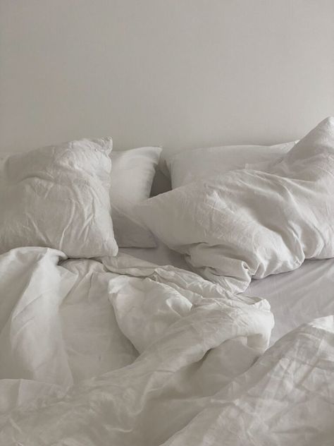 Beige Aesthetic Instagram, Summer Snaps, Minimalistic Lifestyle, Instagram Filler, Big Beds, Mum Fashion, White Linen Bedding, Instagram White, Neutral Style