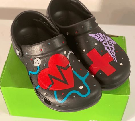 How To Paint Crocs Shoes Diy, Painting On Crocs, Painting Crocs Shoes Diy, Diy Croc Design, Paint Crocs, Crocs Customize Paint, Croc Painting, Black Crocs, Custom Shoes Diy