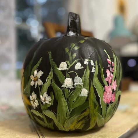 Aesthetic Pumpkins Painting, Book Pumpkin Painting Ideas, Best Friend Pumpkin Painting Ideas, Pumpkin Paint Aesthetic, Green Painted Pumpkin Ideas, Paint Mini Pumpkins Ideas, Painted Mini Pumpkins Halloween, Flower Pumpkin Painting Ideas, Aesthetic Pumkins Ideas Painting