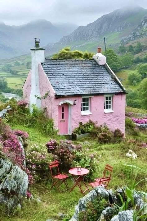 Country Side Homes Cottages, Pink And Green Landscape, Tiny House Aesthetic, Cottage Rose, Dream Cottage, Pink House, Cute House, Pink Houses, English Cottage