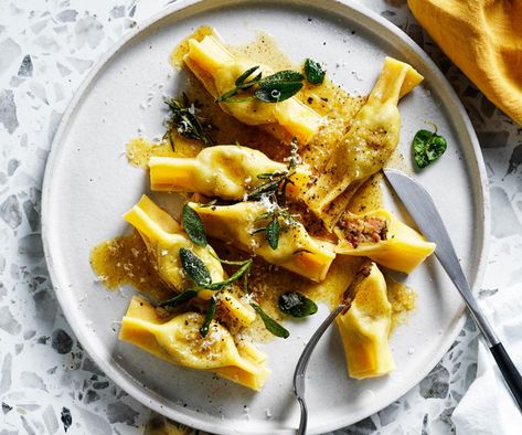 Ravioli Recipes, Spinach And Ricotta Ravioli, Sausage Ragu, Pasta Dough Recipes, Poke Bowl Recipe, Pumpkin Ravioli, Pork Cheeks, Ricotta Ravioli, Filled Pasta