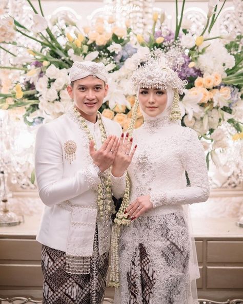 Wedding Dress Hijab, Pose Pengantin, Kebaya Wedding, Indonesian Wedding, Muslimah Wedding Dress, Muslimah Wedding, Hijab Wedding Dresses, Foto Wedding, Wedding Pose