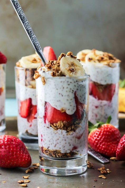 Strawberry Banana Chia Seed Pudding Parfaits made with greek yogurt for a healthier dessert or sweet breakfast! Chia Seed Pudding Parfait, Strawberry Chia Seed Pudding, Banana Chia Seed Pudding, Pudding Parfait Recipes, Snacks Diy, Yogurt Granola, Pudding Parfait, Parfait Recipes, Chia Seed Pudding