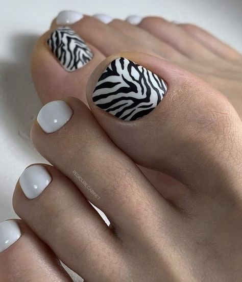 Discover Trendy Summer Toe Nail Colors & Designs for 2024 Gold Toe Nails, Trendy Pedicure, Toe Nail Colors, Easy Toe Nail Designs, Pedicure Designs Toenails, Pedicure Nail Designs, Gel Toe Nails, Toe Nail Color, Cute Toe Nails