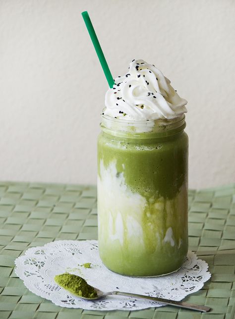 Sweet & creamy Coconut Matcha Frappuccino by Obsessive Cooking! | made with Aiya's Cooking Grade #Matcha (aiyamatcha.com) #frappe Matcha Beverages, Matcha Frappuccino, Matcha Frappe, Coconut Matcha, Matcha Coconut, Green Tea Recipes, Matcha Drink, Matcha Recipe, Tea Powder