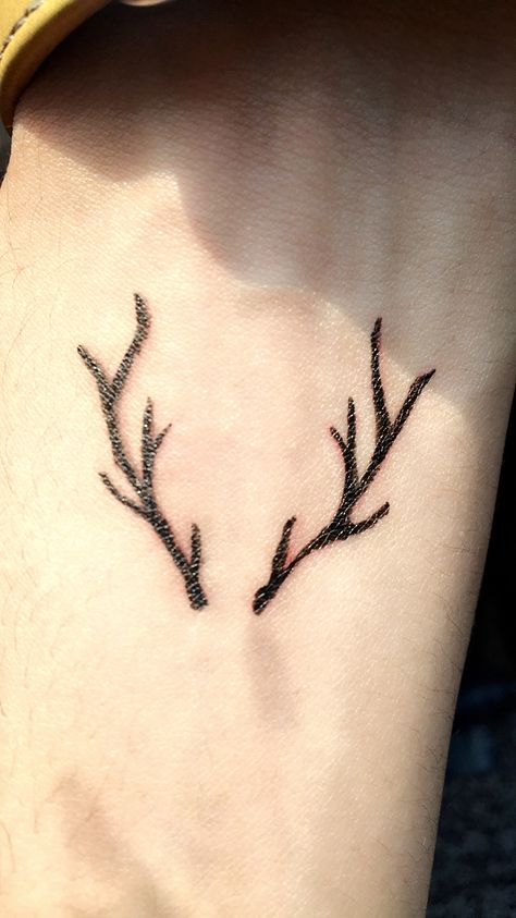 Tiny tattoo | deer horns | basic | simple Fine Line Deer Antler Tattoo, Dear Antlers Tattoo, One Line Deer Tattoo, Stag Tattoos For Women, Deer Antler Tattoos For Women, Simple Antler Tattoo, Deer Horns Tattoo, Small Antler Tattoo, Deer Horn Tattoo