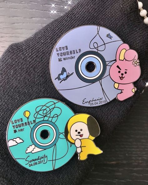 Bts Room Decor, Army Crafts, Cd Wall Art, Bts Room, Cd Wall, Cd Diy, Arte Do Kawaii, Kpop Diy, Bts Bt21