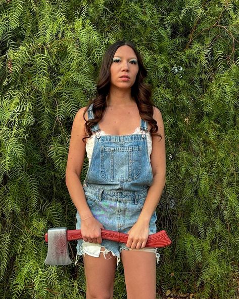 “I will not accept a life I do not deserve” 🪓 - MaXine (last slide is my final girl scream attempt) Easy last minute halloween costume idea: Mia Goth as Maxine Minx from the movie X. All you need is a pair of overalls, cowboy boots, blue eyeshadow, and an axe - and don’t forget to make your eyebrows nonexistent 👀 Maxine Overalls, Final Girl Halloween Costume, Mia Goth X Movie Overalls, Easy Last Minute Halloween Costume, Maxine Minx, Tank Girl Movie, Last Minute Halloween Costume, Final Girl, Mia Goth