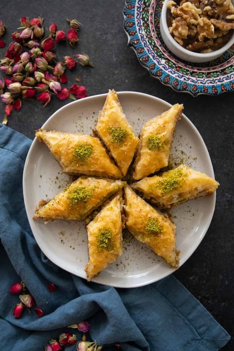 Turkish Breakfast Recipes, Easy Baklava Recipe, Simit Recipe, Easy Baklava, Baklava Recipe Easy, Middle Eastern Dessert, Phyllo Pastry, Iran Food, Turkish Baklava