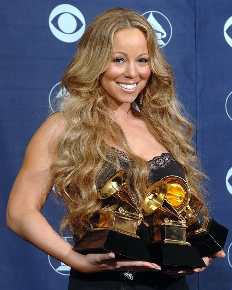 #Grammy #2006 #queen #mimi #mariah Queen Mimi, Baddie Hairstyles, Mariah Carey, Wonder Woman, Hairstyles, Queen, Hair Styles