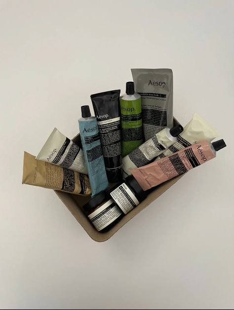 Aesop Branding, Aesop Bathroom, Aesop Aesthetic, Aesop Skincare, Rangement Makeup, Miss Independent, New Energy, Essential Bag, 가을 패션