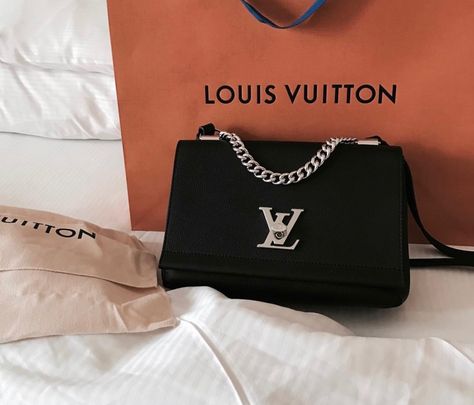 Louis Vuitton Lockme, Nyc Fashion, May 31, Louis Vuitton Twist Bag, Metal Chain, Luxury Handbags, Silver Chain, Leather Straps, Old Things