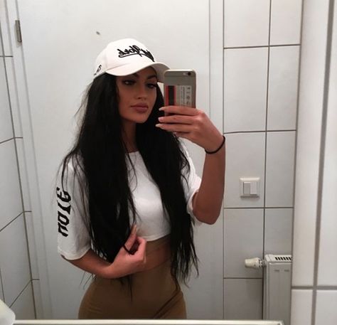 Gina Lorena, Perfect Figure, Beautiful One, Soft Girl, Bangs, Mirror Selfie, Ootd, My Style, Instagram Photo