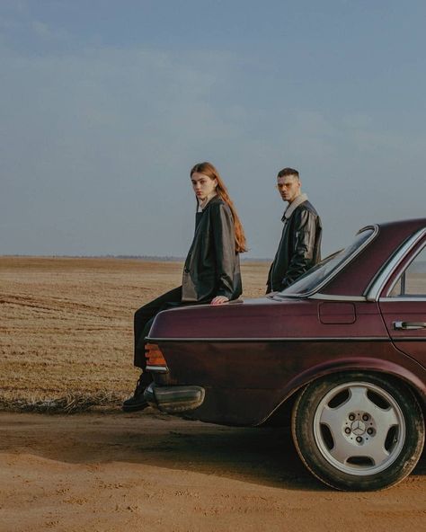 Couple In Car, Classic Car Photoshoot, Vintage Couples, Creative Photoshoot Ideas, High Fashion Photography, Couple Photoshoot Poses, Prewedding Photography, Trik Fotografi, Couple Photography Poses