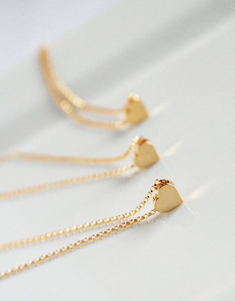 Heart Gold Necklace, Heart Necklace Gold, Tiny Heart Necklace, Creative Necklace, Creative Jewelry Photography, Solid Gold Charms, Chain Heart, Jewelry Design Drawing, Small Necklace