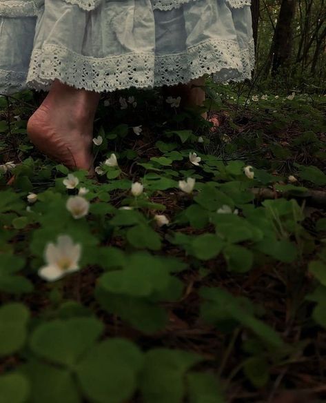 Forest Dweller Aesthetic, Hozier Girl Aesthetic, Mud Aesthetic, Litha Aesthetic, Cottagecore Witch, Nature Witch, Smell Of Rain, Theme Nature, Nature Photoshoot