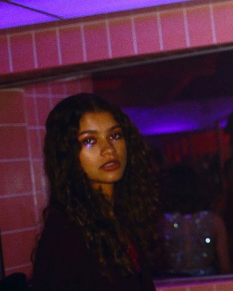 euphoria / zendaya Winter Formal Makeup, Winter Make-up, Zendaya Makeup, Estilo Zendaya, Burgundy Eyeshadow, Model Tips, Festival Make Up, Formal Makeup, Kevyn Aucoin