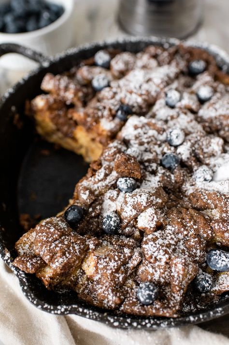 cast iron french toast casserole topped with powdered sugar and blueberries Skillet French Toast, Ham Breakfast Casserole, French Toast Casserole Recipe, Blueberry French Toast Casserole, Baked French Toast Casserole, Ham Breakfast, Baked French Toast, Ham Casserole, Sugar Bread