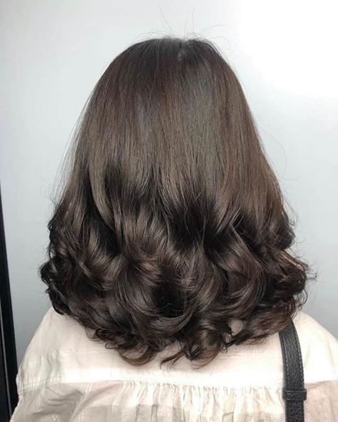 the digital perm is trending Butterfly Layers Hair Medium Wavy, Korean Digital Perm Short Hair, Short Wavy Perm, Haircut For Medium Length Hair Wavy, Medium Wavy Hair Styles, Wavy Perm Short Hair, Haircuts For Wavy Hair Medium, Perm For Short Hair, Digital Perm Short Hair