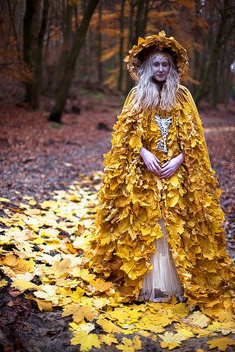 – Wonderland – The Journey Home Begins ……………Diary - Kirsty Mitchell Photography Kirsty Mitchell, Autumn Queen, Costume Carnaval, Nature Fashion, Autumn Look, Fantasy Costumes, Telling Stories, Scene Photo, Mellow Yellow