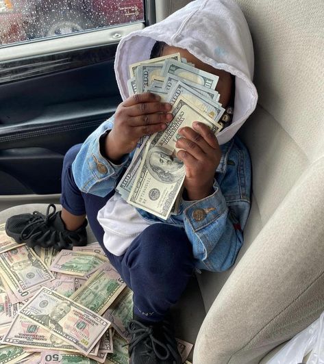 Baby With Money, Kids With Money, Money Photography, Baby Money, Money Gang, Gang Signs, Counting Money, Funny Poses, Money Generator