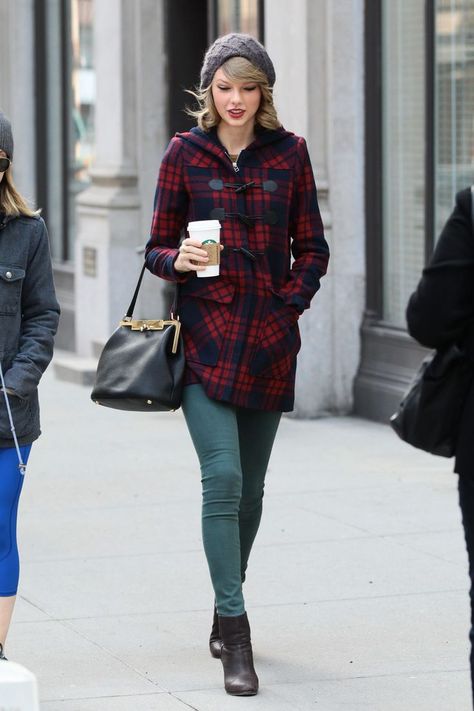 Taylor Swift Fashion – 25 Cutest Taylor Swift Outfits to Copy This Year Clothes For 60 Degree Weather, 25 Degree Weather Outfit, Winter Maternity Outfits, Taylor Swift Street Style, Taylor Outfits, Cold Weather Outfit, Winter Outfits Cold, Taylor Swift Outfits, Paris Mode