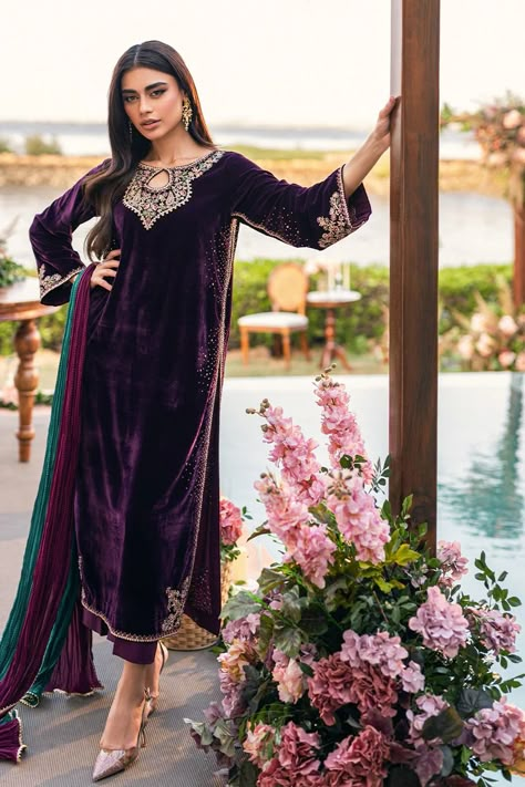 Velvet Suit Designs Pakistani, Suit Designs Pakistani, Velvet Pakistani Dress, Velvet Dresses Outfit, Suits For Women Indian, Kate Middleton Style Outfits, Straight Salwar, Cotton Night Dress, Resham Embroidery